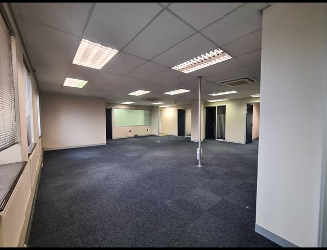 303M² OFFICE TO LET IN MAGALIESSIG